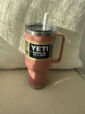 Yeti Rambler 42 oz Mug in Dusty Pink with Clear Straw Lid